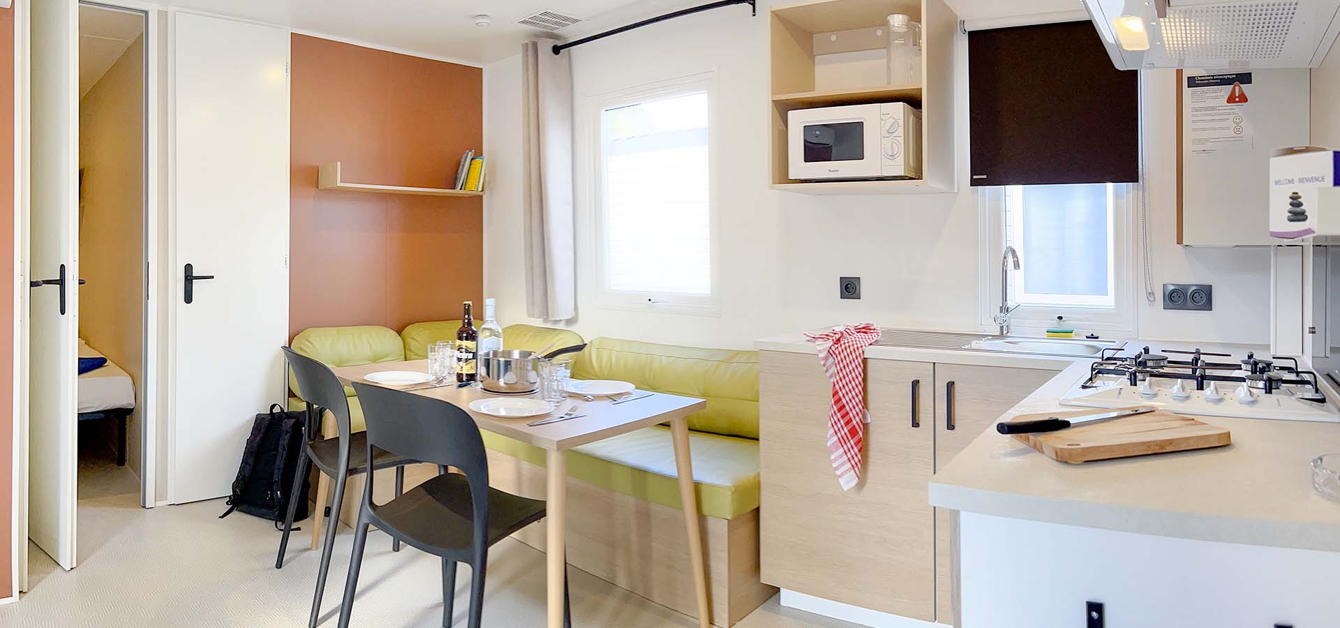 Camping porto vecchio bungalow 300 cuisine table repas plan de travail